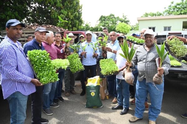 Gobierno apoya productores agrícolas afectados por tornado 