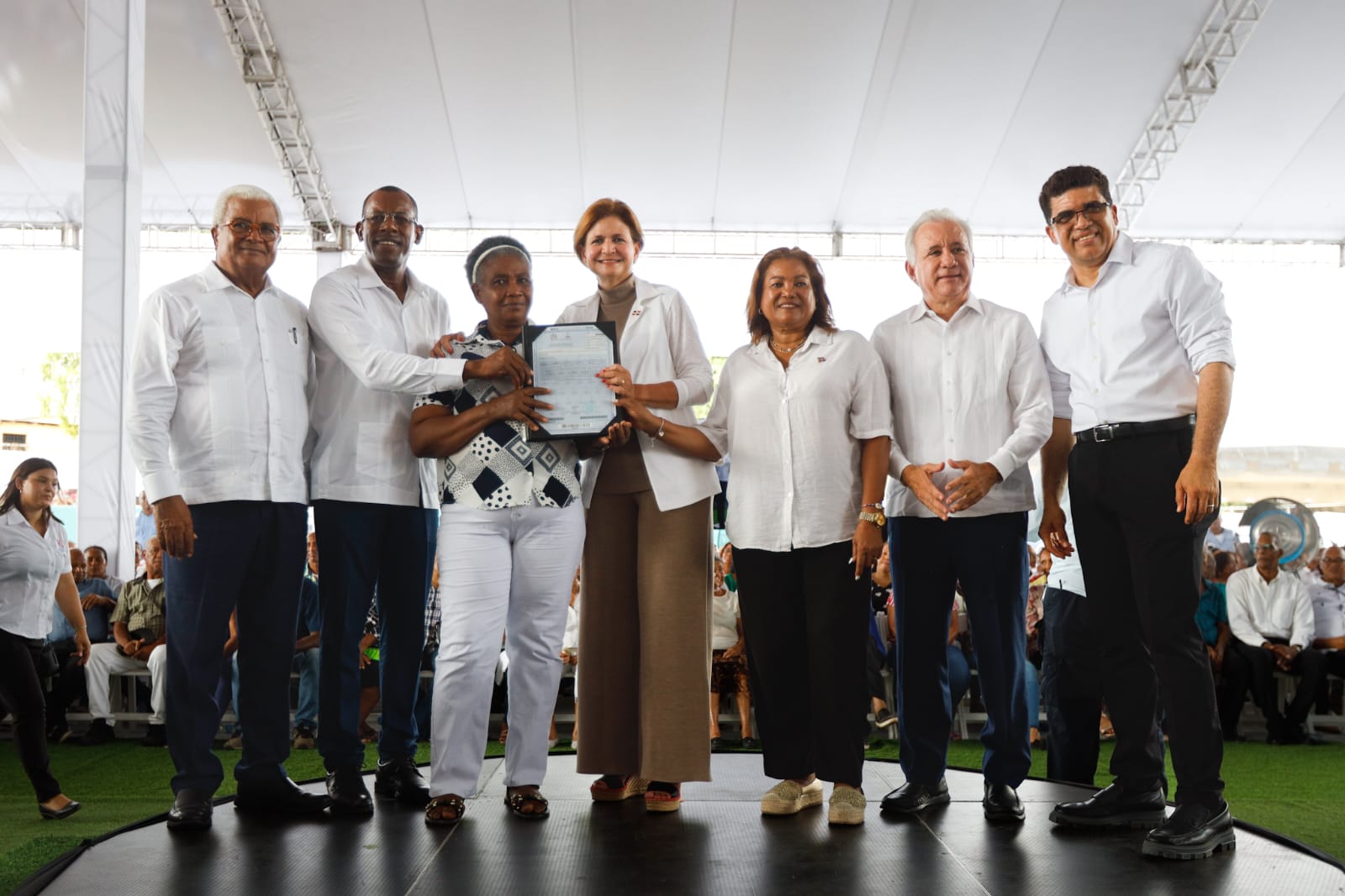 Gobierno entrega de títulos de propiedad en SDE