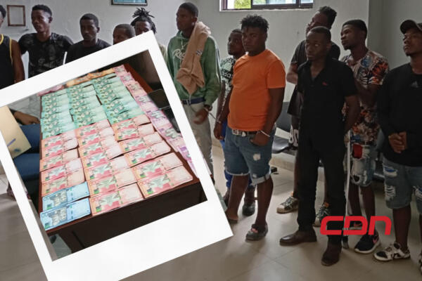 PN apresa dos personas que transportaba a 10 haitianos ilegales. (Foto: CDN DIGITAL)