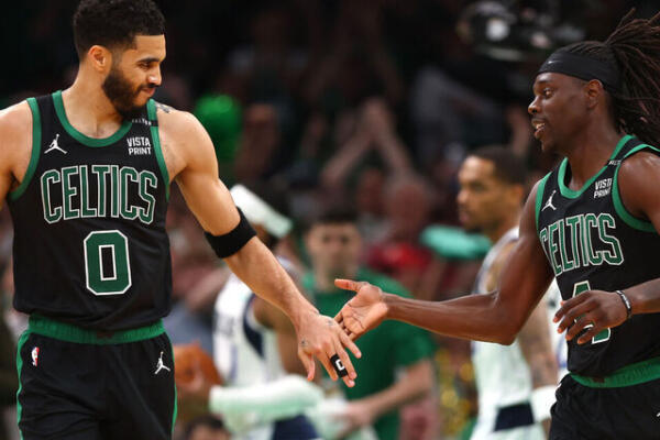 Jayson Tatum y Jrue Holiday de Boston se saludan luego de vencer a Dallas en el segundo jueo de la final de la NBA