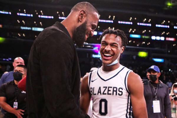 Bronny James, el hijo mayor del líder anotador de todos los tiempos de la NBA y cuatro veces campeón. Fue seleccionado este jueves por los Lakers