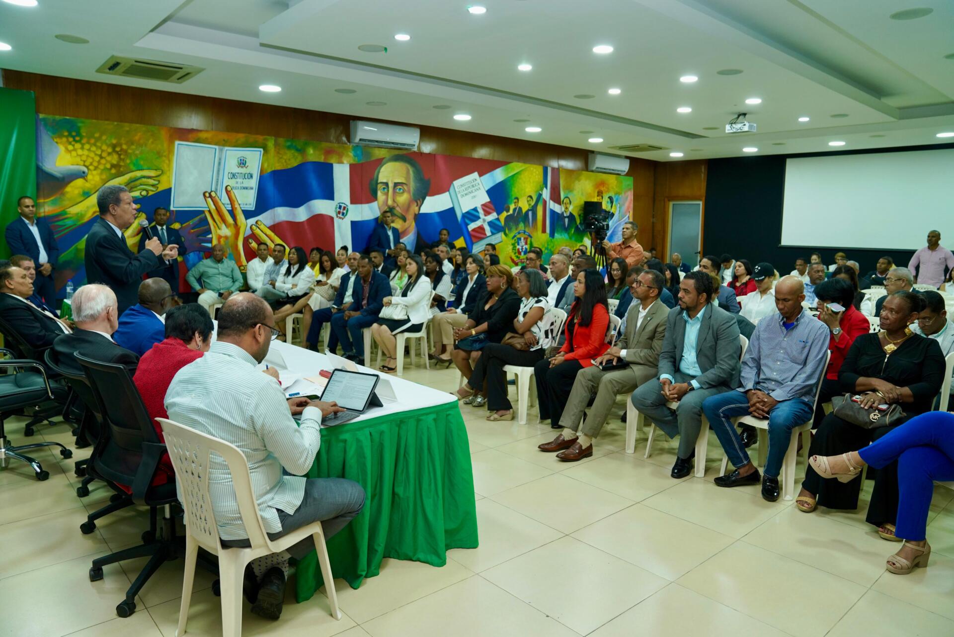 Leonel se reúne con candidatos de la FP en el pasado proceso electoral. Foto fuente externa