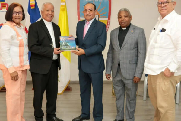 Pedernales: Nuevo libro del periodista Carlos Julio. (foto, fuente externa)