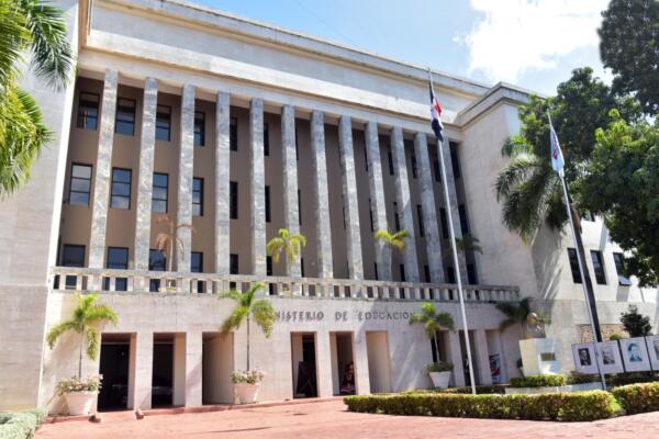 Minerd seguirá adelante con Concurso de Oposición Docente 2024. Foto fuente externa