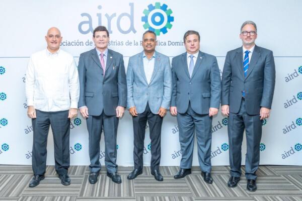 Ejecutivos de AIRD con funcionarios del Gobierno.
Foto: fuente externa