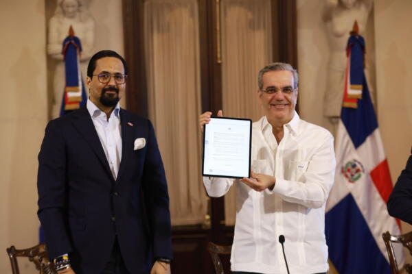 Presidente Luis Abinader y director de la OGTIC Bartolomé Pujals
Foto: fuente externa