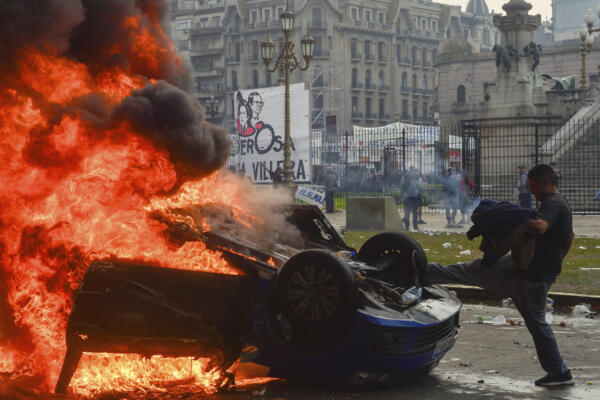 Los manifestantes también prendieron fuego a una fila de bicicletas de uso público. Foto: Fuente externa. 