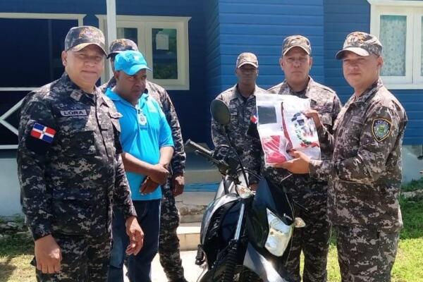 La Dirección General de la Policía Nacional entregó una motocicleta y banderas para el servicio preventivo en la isla Saona. 