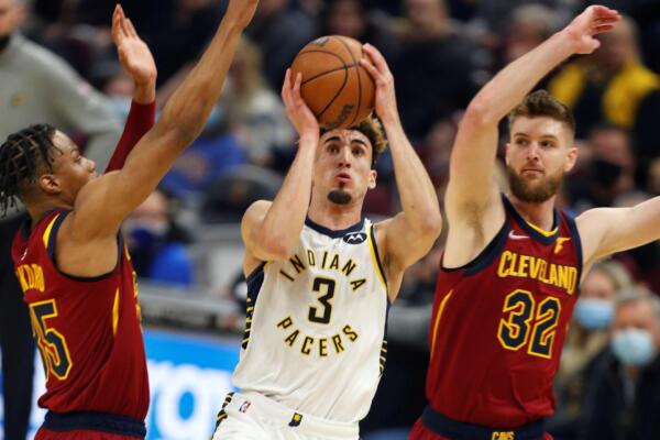 Fotografía de archivo en la que se registró al dominicano Chris Duarte (c), al actuar para los Pacers de Indiana y actual escolta de los Kings de Sacramento de la NBA. Duarte disputará con la selección de su país el torneo Preolímpico de Grecia que dará el último cupo a las olimpiadas de París 2024. EFE/David Maxwell