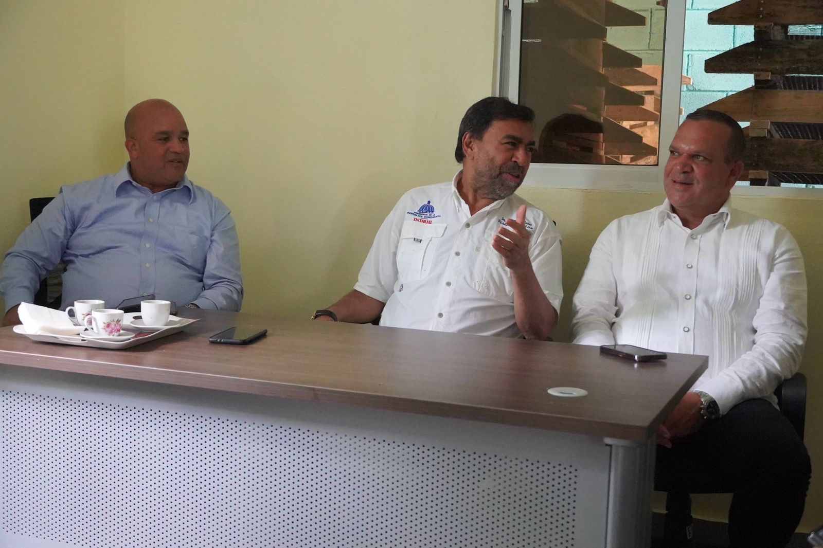 Encuentro con regantes de Constanza en la sede local del INDRHI.