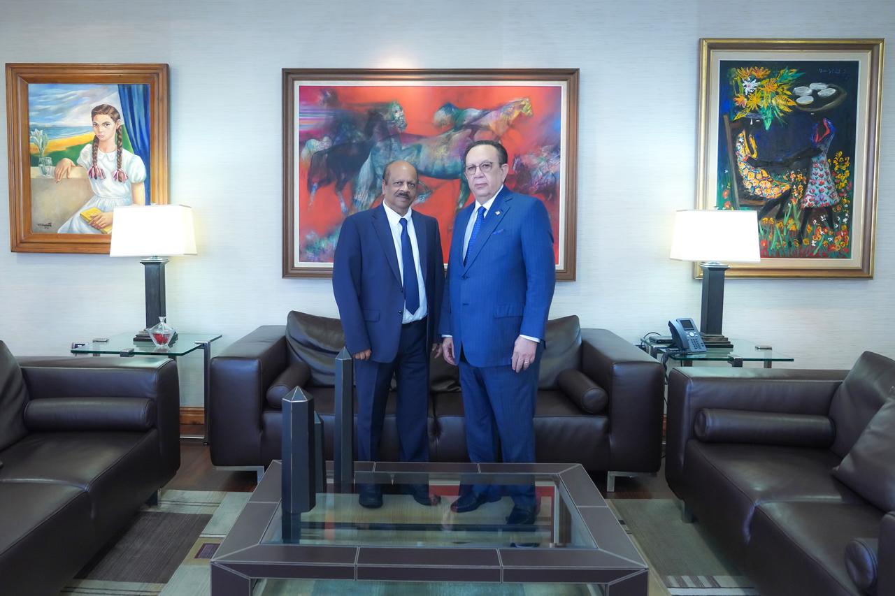 Valdez Albizu recibe la visita de su homólogo del Banco Central de Guyana, Gobind Ganga