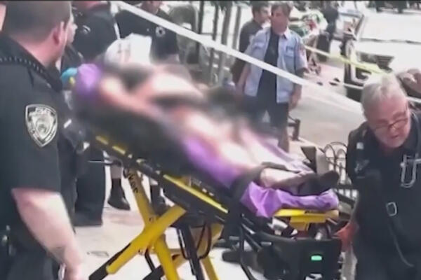 Víctimas son llevadas al hospital llevando 