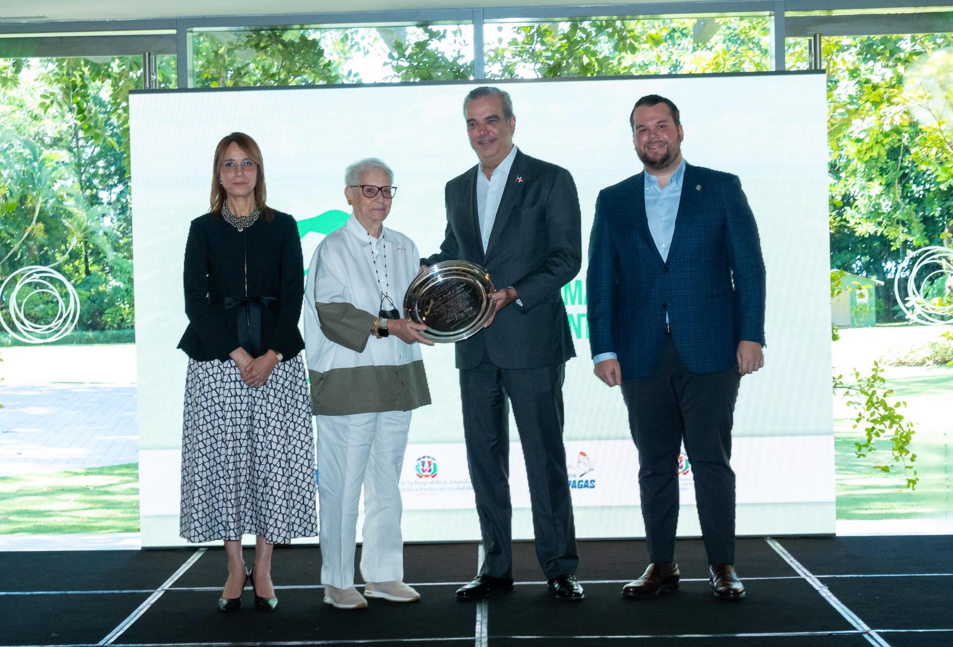 Realizan entrega del Premio “El Cambio Climático no conoce Fronteras” en memoria a Orlando Jorge Mera. Foto fuente externa