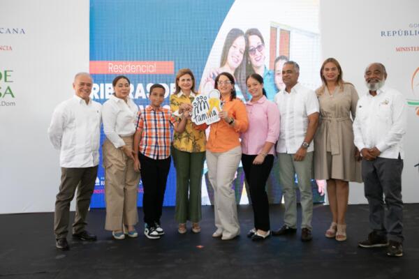 Vicepresidenta Raquel Peña encabeza entrega de 104 apartamentos del Plan Familia Feliz, en La Romana.(foto, fuente externa)