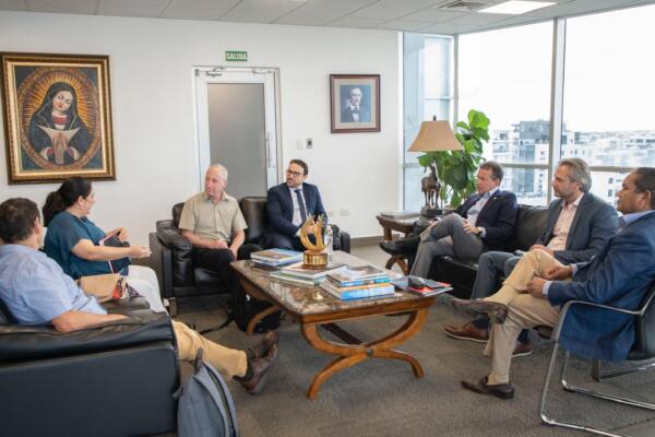 Ministro Bisonó se reúne con ejecutivos de empresa israelí Elcam Medical que se instalará en RD .(foto, fuente externa)