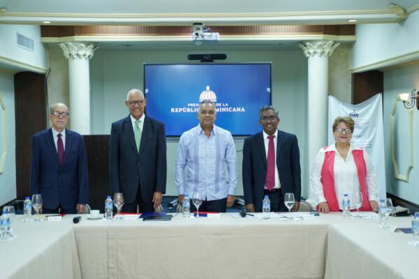 El ministro de la Presidencia, Joel Santos Echavarría y la directora de Onamet, Gloria Ceballos, junto al vicepresidente ejecutivo del Consejo Nacional para el Cambio Climático, Max Puig; el embajador de la India en el país, Ramu Abbagani y  el viceministro del Monitoreo y Coordinación del Minpre,  José Ramón Holguín. (foto, fuente externa)