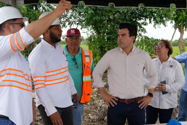 Wellington Arnaud se reúne con contratistas para pasar balance del alcantarillado Licey al Medio. (foto, fuente externa)