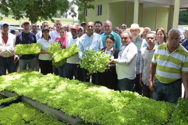Agricultura entrega material de siembra para fortalecer Programa de Huertos Familiares y Escolares en la Región Nordeste. (foto, fuente externa)