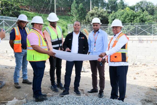 Milton Morrison supervisa trabajos en construcción de Rancho Arriba.(foto, fuente externa)