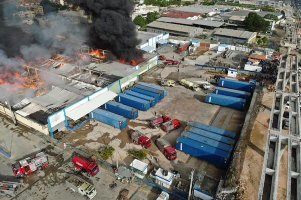 Incendio en nave ubicada en autopista Duarte es asistido bajo la coordinación del 911