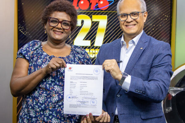 LEIDSA entrega certificado a ginecóloga que se ganó 27 millones en el Loto