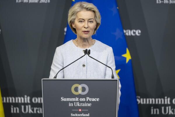 La presidenta de la Comisión Europea, Ursula von der Leyen, habla durante la conferencia de prensa de clausura de la Cumbre sobre la Paz en Ucrania en Stansstad, cerca de Lucerna, Suiza. EFE/EPA/ALESSANDRO DELLA VALLE / POOL