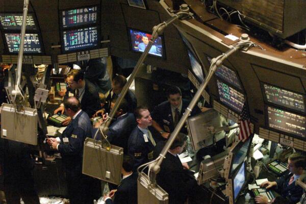 Vista al interior de Wall Street. EPA/Jason Zenes