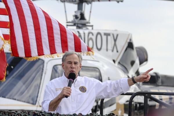 Fotografía de archivo del gobernador de Texas, Greg Abbott, durante una gira de campaña del expresidente estadounidense Donald Trump, en el Aeropuerto Internacional del Sur de Texas en Edinburg, Texas, EE. UU., 19 de noviembre de 2023. EFE/EPA/Adam Davis