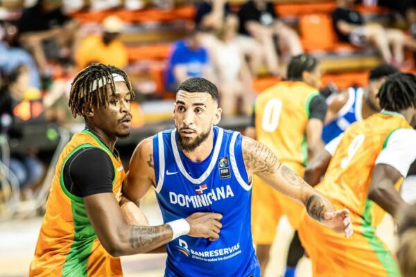 Chris Duarte ataca por la Selección Dominicana de Baloncesto