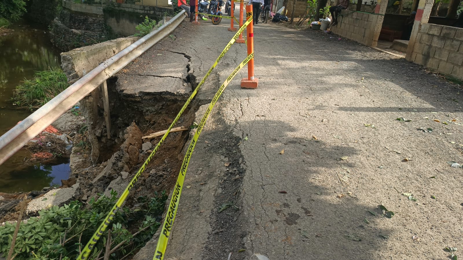 Colapso de puente deja varias comunidades incomunicadas en La Vega. Moradores piden la pronta intervención de las autoridades.