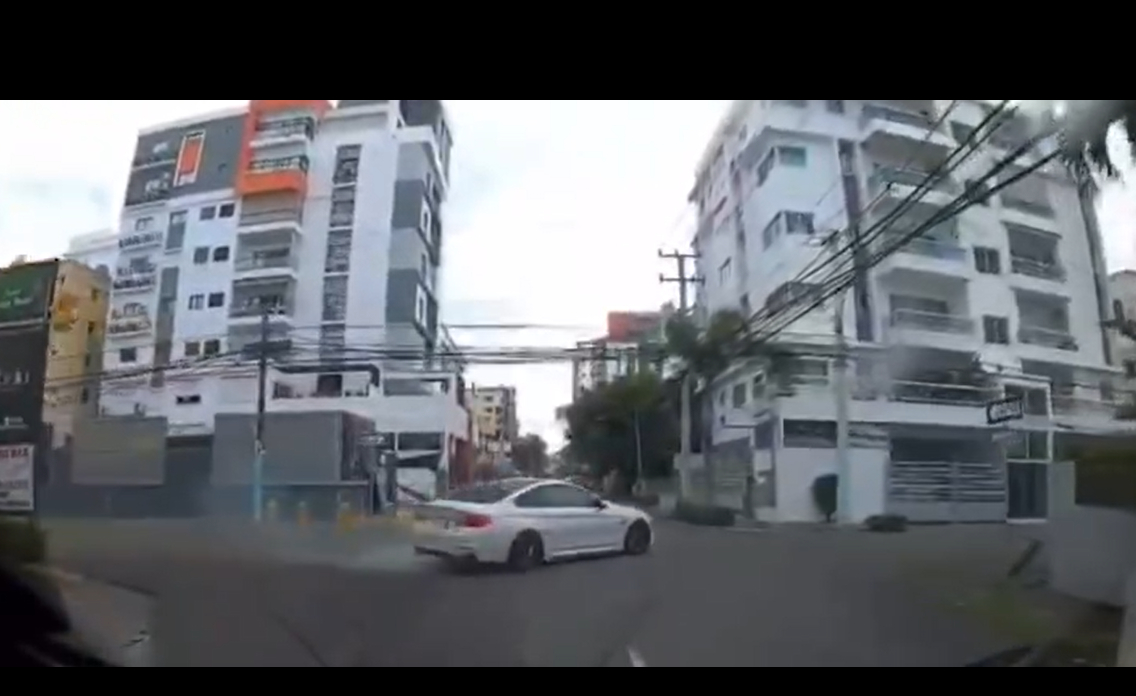 Captan carro haciendo piruetas en lugar del accidente en Evaristo Morales