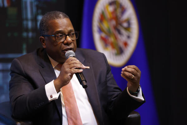 El secretario de Estado adjunto para Asuntos del Hemisferio Occidental de Estados Unidos Brian Nichols, habla durante un foro, este martes en Asunción (Paraguay). EFE/ Bienvenido Velasco