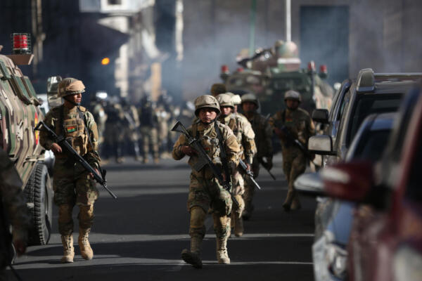 Militares caminan frente a la sede del Gobierno de Bolivia