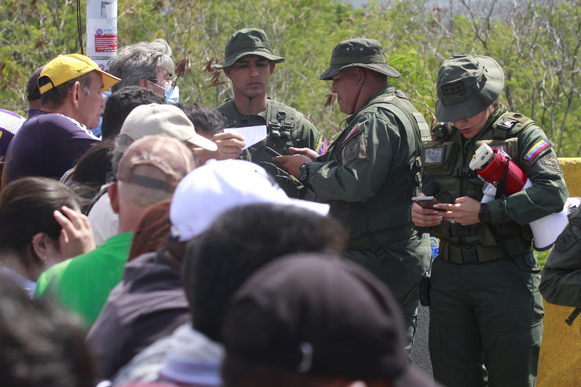 Integrantes de la Guardia Bolivariana de Venezuela revisan los documentos de venezolanos que intentan ingresar a su país