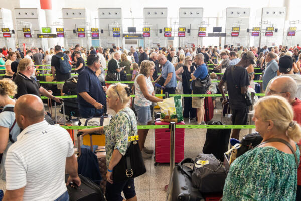 Numerosas personas hacen cola en la zona de facturación de la T-3 del Aeropuerto de Málaga tras la incidencia global de Microsoft que ha afectado a numerosas empresas en todo el mundo. EFE/ Daniel Pérez