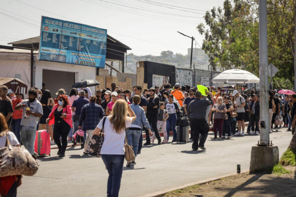 Personas hacen fila este viernes para cruzar la garita de San Ysidro, debido a falla en sistemas de Microsoft a nivel global, en la ciudad de Tijuana en Baja California (México). EFE/ Joebeth Terriquez