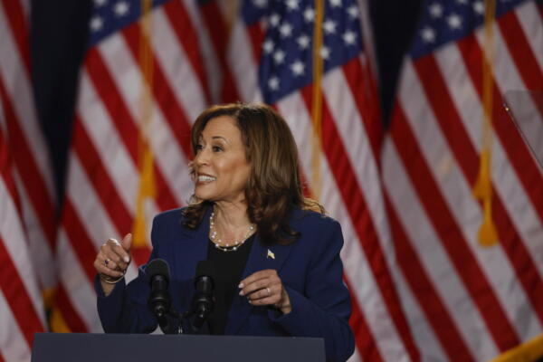 La vicepresidenta estadounidense Kamala Harris habla durante un evento de campaña en West Allis