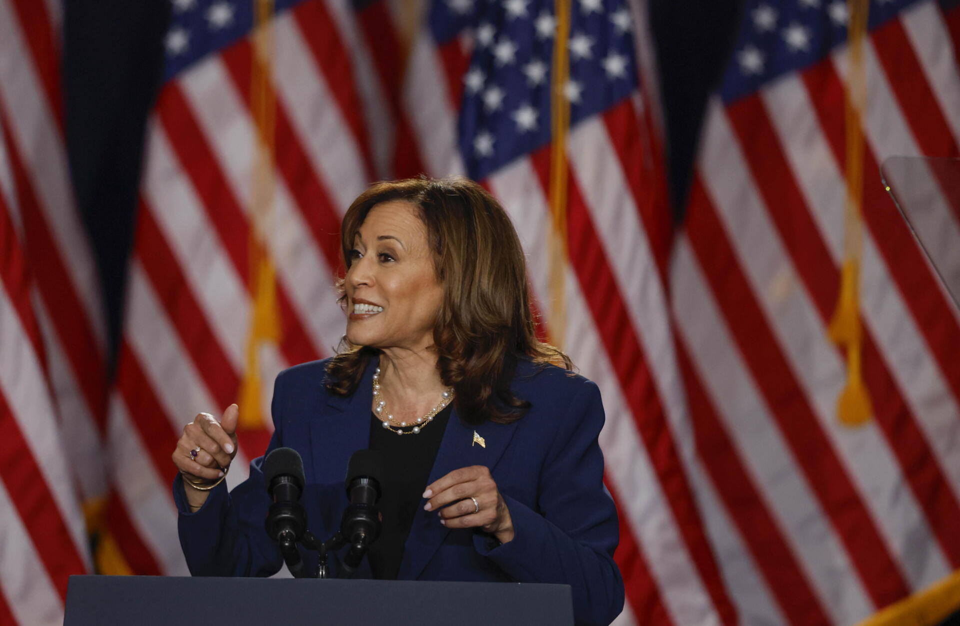 La vicepresidenta estadounidense Kamala Harris habla durante un evento de campaña en West Allis