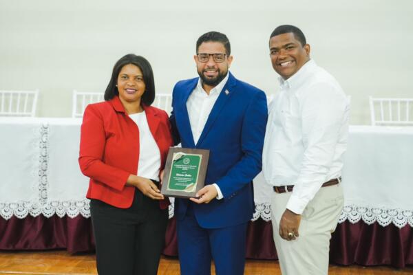 ADOPCTA reconoce a Welinton F. Grullón por su liderazgo en seguridad alimentaria