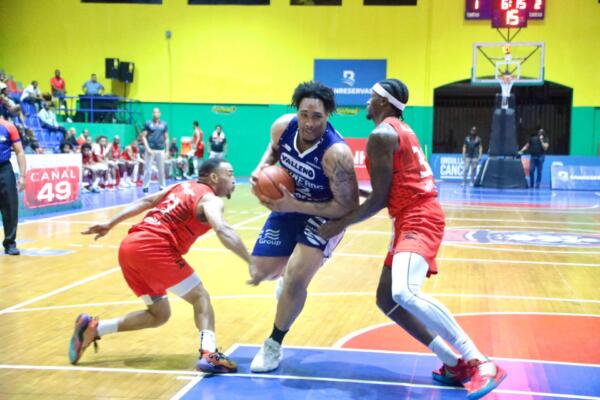 ANDERSON MIRAMBEAUX, MARINEROS_ DIEGO MOQUETE Y EMMIT HOLT, LEONES