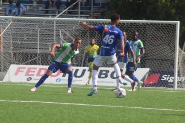 Alexander Jiménez de Atlántico FC, una de las figuras del partido ante Delfines.