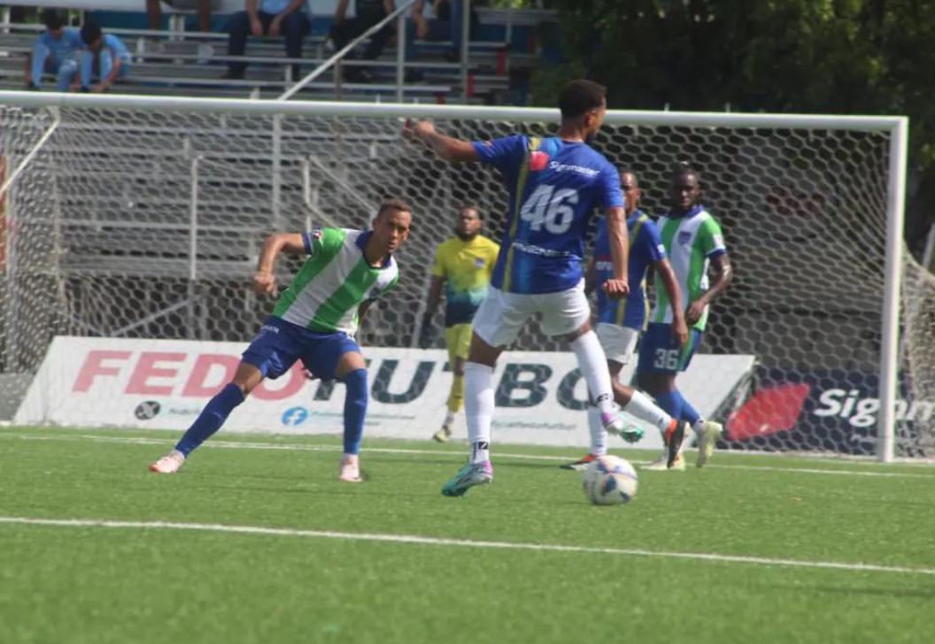 Alexander Jiménez de Atlántico FC, una de las figuras del partido ante Delfines.