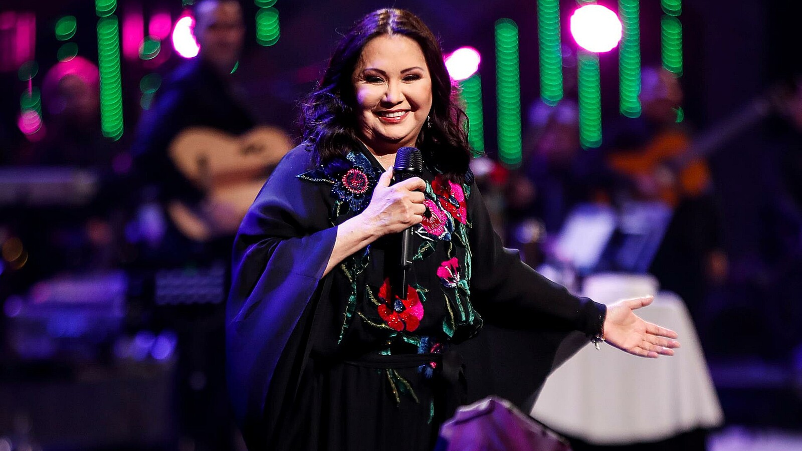 Ana Gabriel aclara a quién le dedicó "Simplemente amigos"