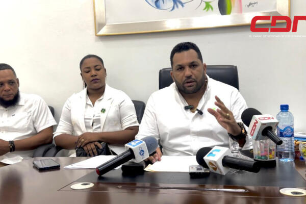 Alcalde Geraldo Izquierdo junto a regidores de Angelina durante una rueda de prensa. Foto: CDN Digital