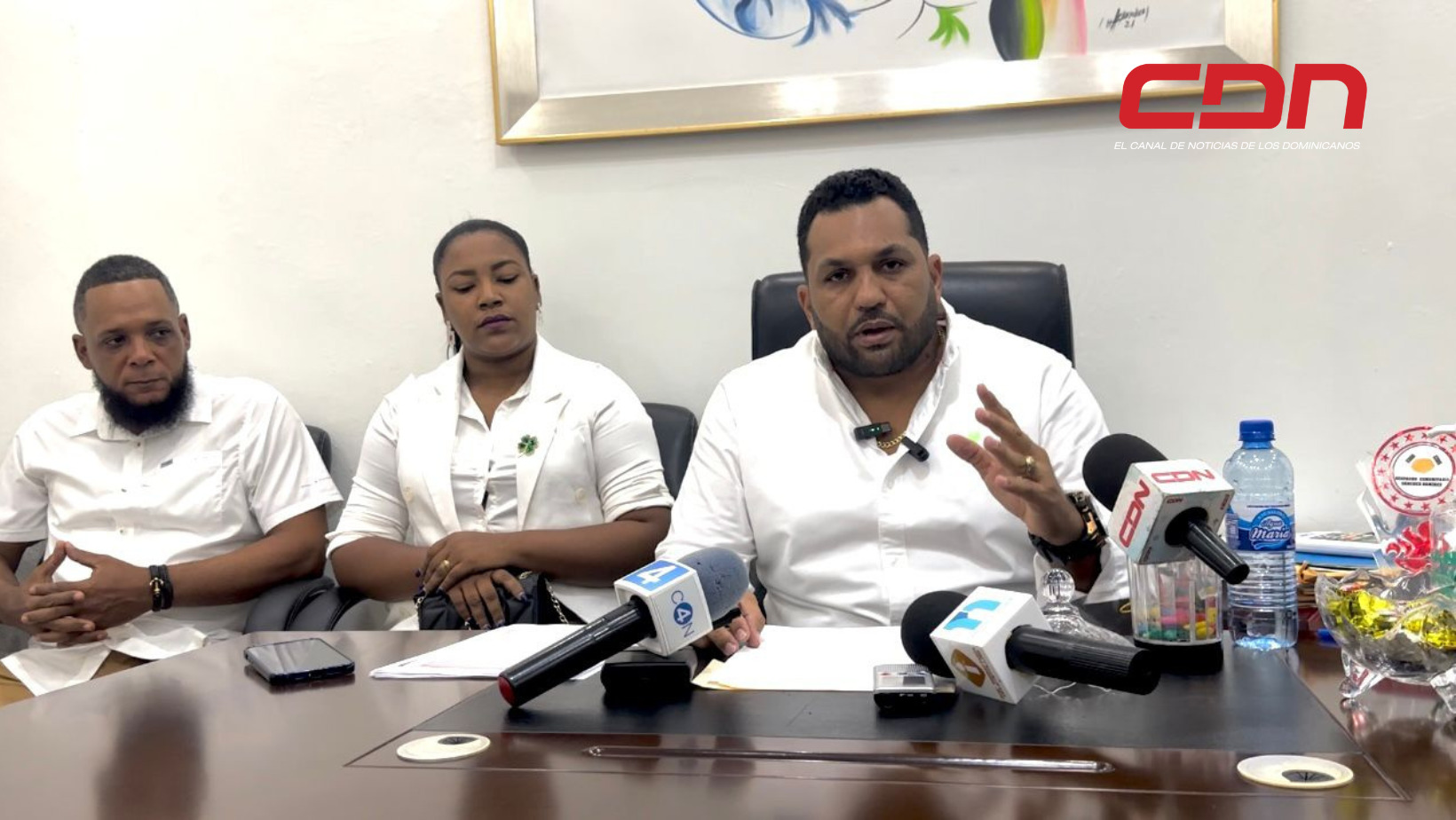 Alcalde Geraldo Izquierdo junto a regidores de Angelina durante una rueda de prensa. Foto: CDN Digital
