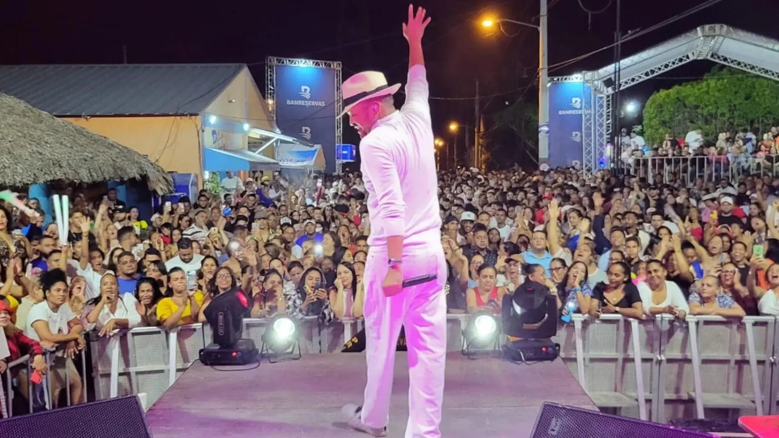Apuntan con una pistola a Wason Brazobán durante show en Baní