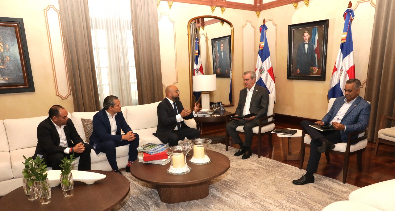 Asociacion de Movilidad Electrica sse reúne con presidente Abinader