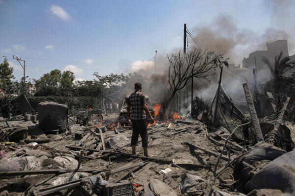 Palestinos inspeccionan la escena después de una incursión israelí contra las tiendas de campaña de los desplazados en la zona de Al Mawasi de Jan Yunis, en el sur de la Franja de Gaza, el 13 de julio de 2024. EFE/HAITHAM IMAD