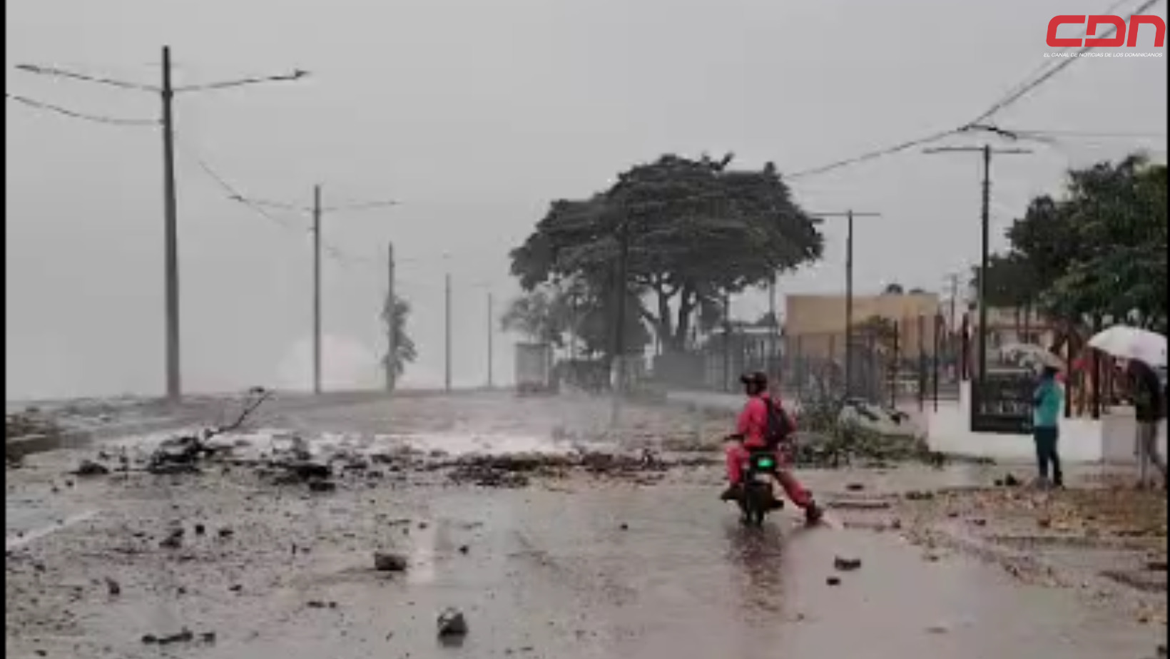 Cierran tramo de la autopista 30 de Mayo por efectos del huracán Beryl
