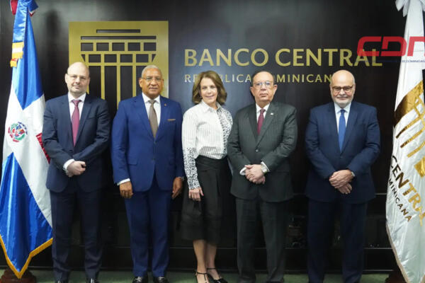 Gobernador Valdez Albizu recibe a la misión del Artículo IV del FMI y analiza el desempeño de la economía dominicana.